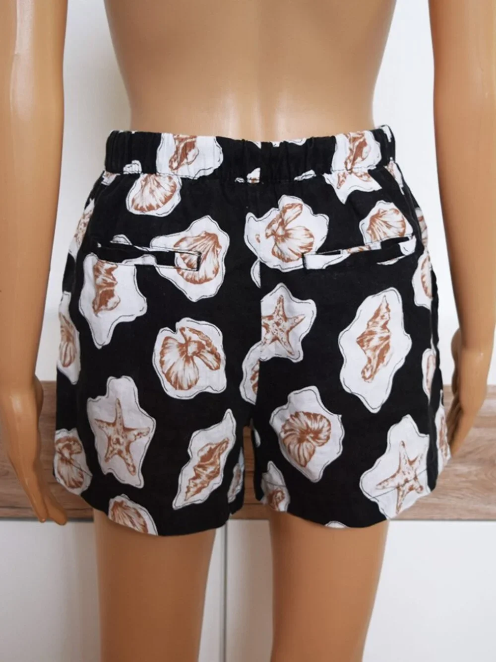 Nicole Miller 100% Linen Shorts Black Seashell and Starfish Print